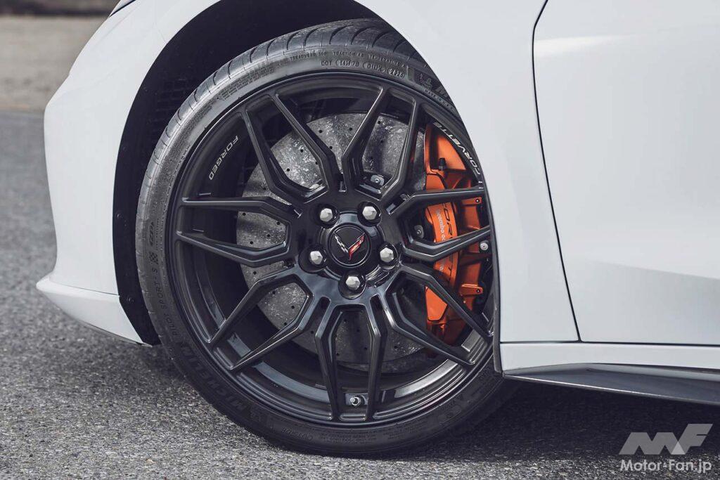 ブラックでペイントされたスパイダーデザインのホイールを履く。タイヤはミシュラン・パイロットスポーツ4Sのランフラットだ。ブレンボ製カーボンセラミックブレーキは標準装備。
