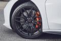 ブラックでペイントされたスパイダーデザインのホイールを履く。タイヤはミシュラン・パイロットスポーツ4Sのランフラットだ。ブレンボ製カーボンセラミックブレーキは標準装備。