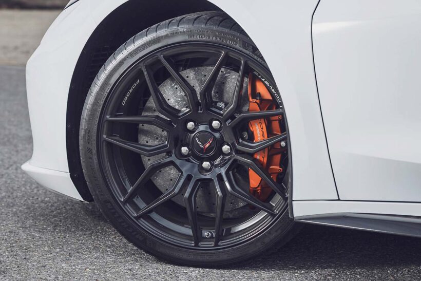 ブラックでペイントされたスパイダーデザインのホイールを履く。タイヤはミシュラン・パイロットスポーツ4Sのランフラットだ。ブレンボ製カーボンセラミックブレーキは標準装備。
