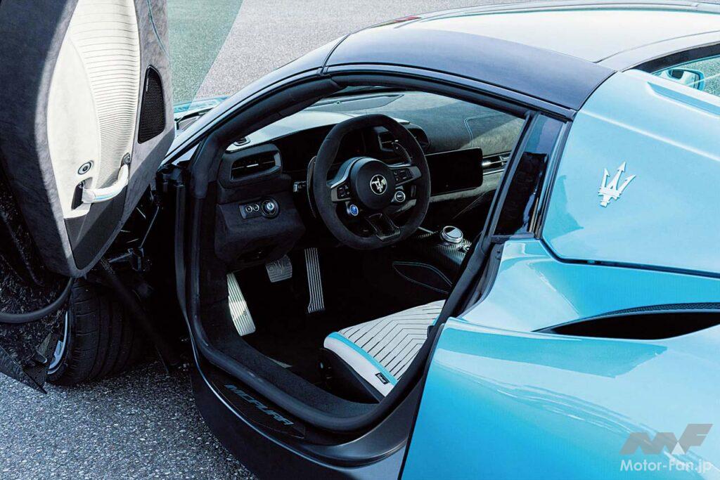 試乗車はリトラクタブルハードトップを持つMCプーラ・チェロ。総アルカンターラ張りのインパネに大きな変更はない。センターコンソールには上から走行モードの調整ダイヤル、シフトセレクトを行う「D／M」「R」スイッチが並ぶ。　