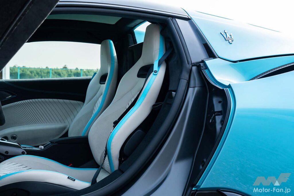 シートはサベルトとの共同開発。試乗車のそれはオフホワイトのアルカンターラに、鮮やかなブルーのレザーが切り返しとして入る仕様。ボディのサイドスカート部分はドアとともに上方へ跳ね上がるため、乗降性は外観から想像するほど悪くない。
