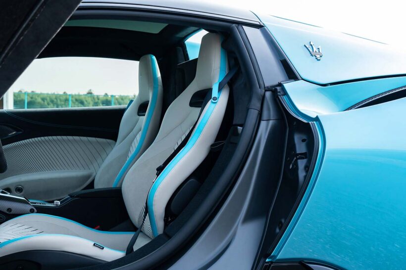 シートはサベルトとの共同開発。試乗車のそれはオフホワイトのアルカンターラに、鮮やかなブルーのレザーが切り返しとして入る仕様。ボディのサイドスカート部分はドアとともに上方へ跳ね上がるため、乗降性は外観から想像するほど悪くない。