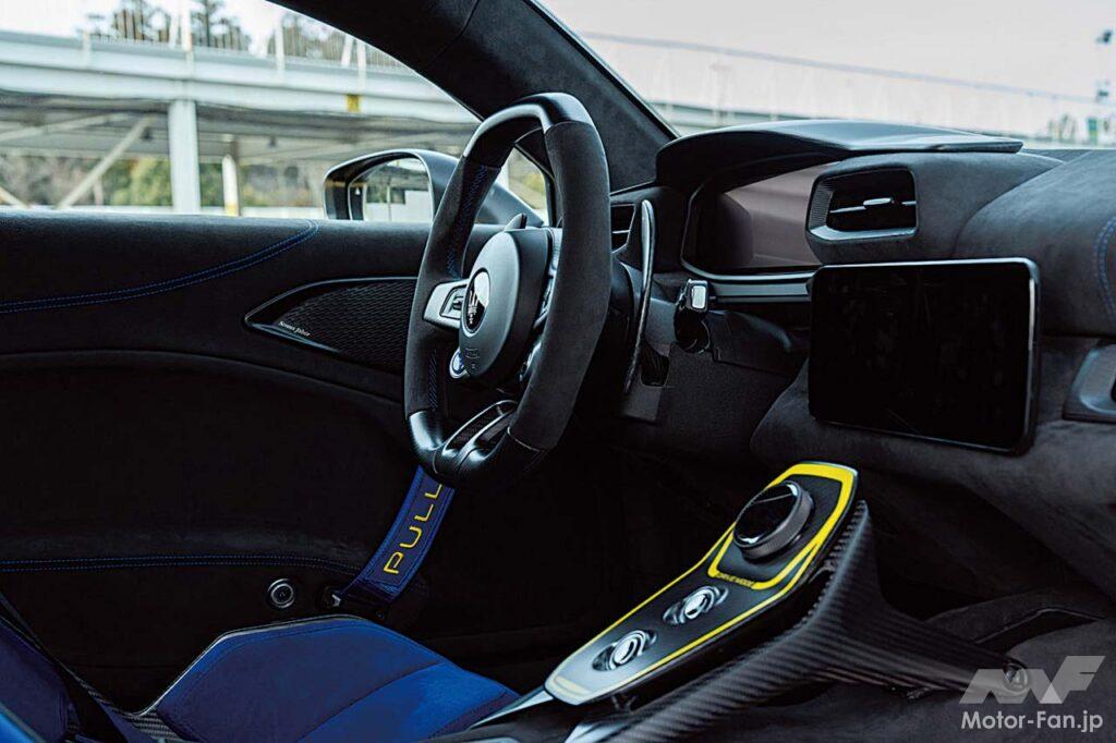 ロードゴーイングレーサーであるGT2ストラダーレだが、インテリアはMCプーラ同様にゴージャスな仕立て。センターコンソール部分はサーキット走行を考慮し、ドライブモードの調整ダイヤルを上方へ移動。ステアリングに近付けている。
