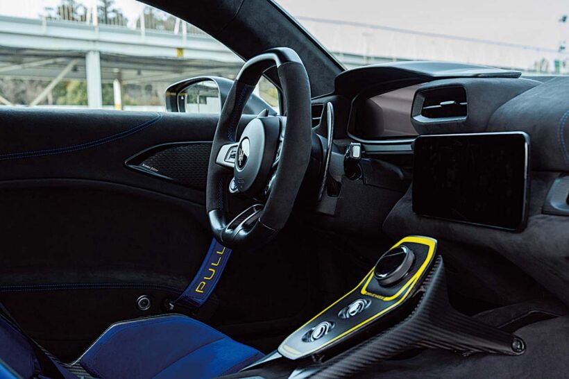 ロードゴーイングレーサーであるGT2ストラダーレだが、インテリアはMCプーラ同様にゴージャスな仕立て。センターコンソール部分はサーキット走行を考慮し、ドライブモードの調整ダイヤルを上方へ移動。ステアリングに近付けている。