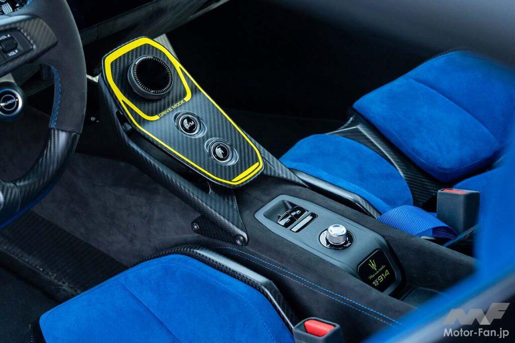 ロードゴーイングレーサーであるGT2ストラダーレだが、インテリアはMCプーラ同様にゴージャスな仕立て。センターコンソール部分はサーキット走行を考慮し、ドライブモードの調整ダイヤルを上方へ移動。ステアリングに近付けている。