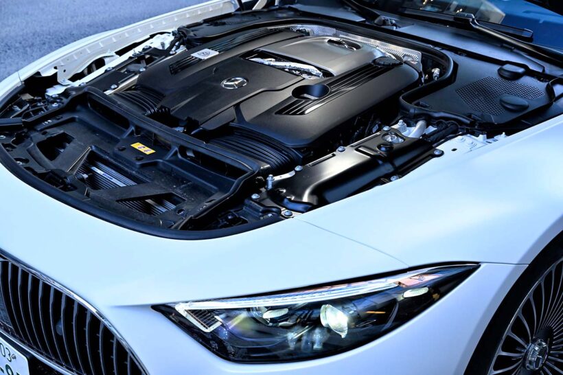 M177型4.0リッターV8ツインターボエンジンは、585PS/800NmでAMG SL 63から変更はなし。ただしエンジンマウントはよりソフトなものに変更、静粛性や快適性を高めている。