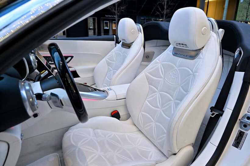シートステッチはマイバッハ独自の花柄を思わせる“フローラルデザイン”。SL 680は2＋2のAMG SLとは異なり、2シーターとなる。リヤコンパートメントもフローラルデザインで仕立てられる。