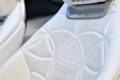 2025年のジャパンモビリティショーで発表された、話題のモデルが日本の路上を走り始めた。新生マイバッハ史上、最もスポーティなモデルとなるSL 680モノグラムシリーズだ。気になるのはあのスポーティなSLの走りが、どこまでマイバッハ流に調律されているかだろう。