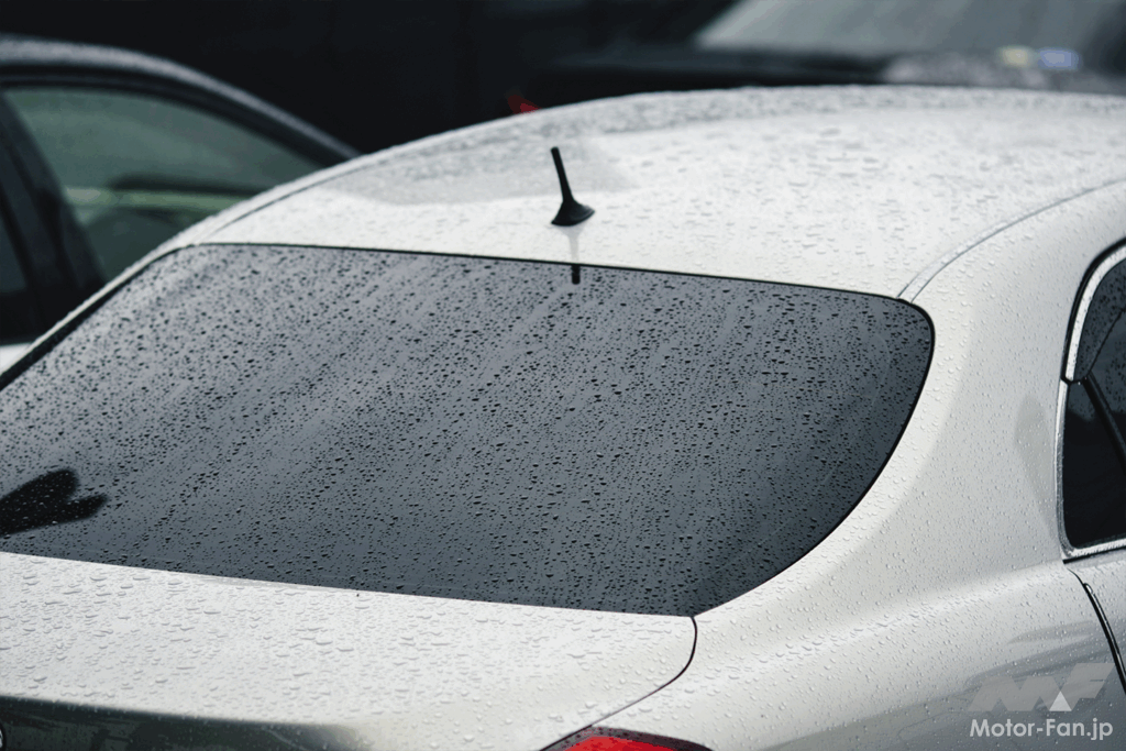 雨に濡れた車