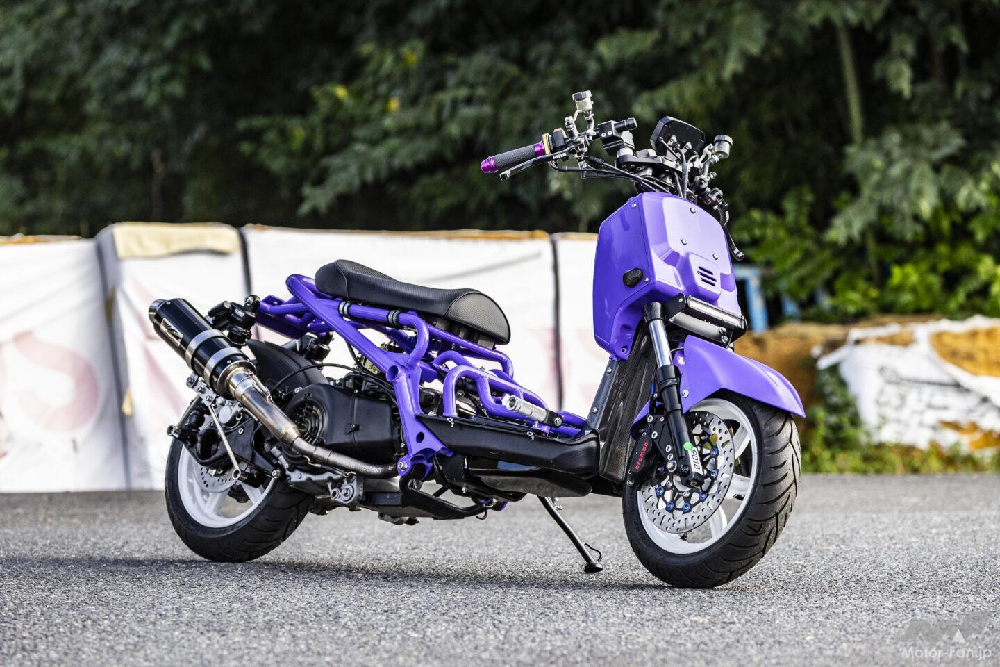 180cc化したシグナスXエンジンを搭載。ロング&ロースタイルのズーマー