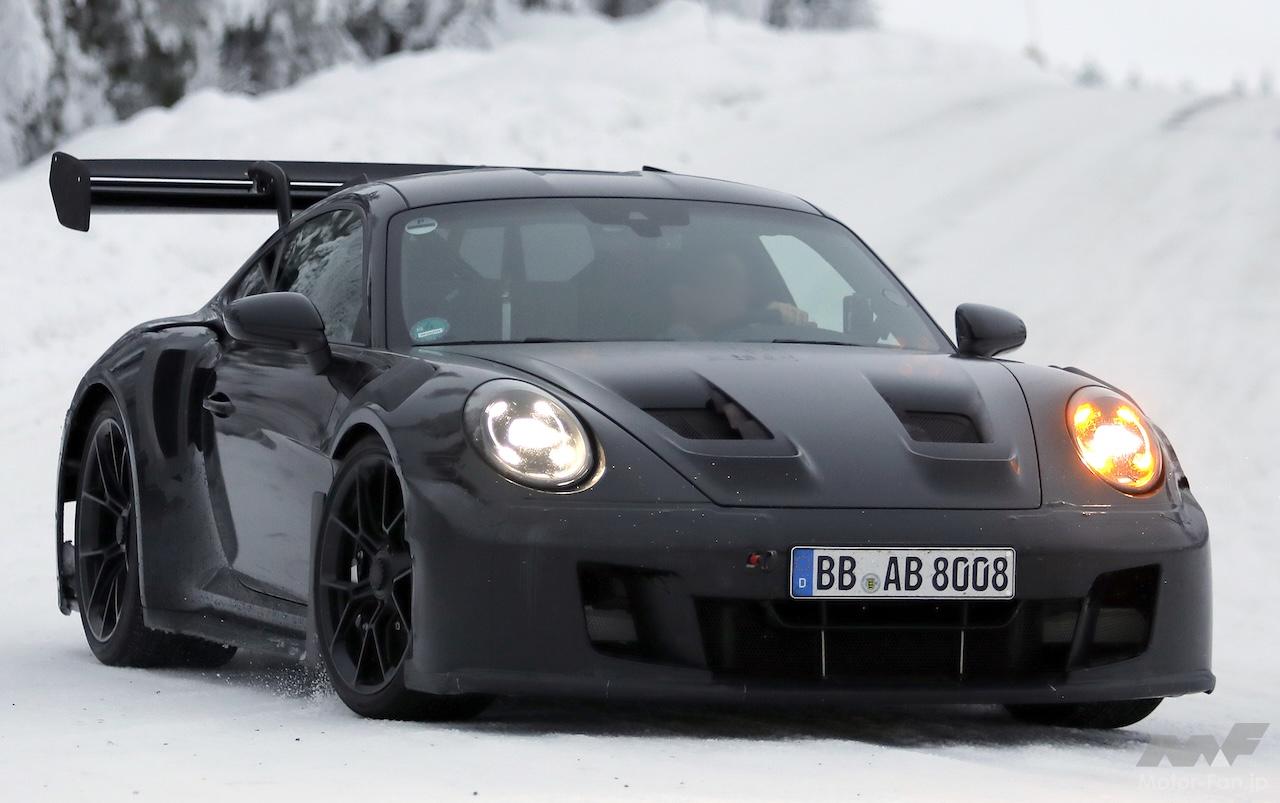 ポルシェ史上最も過激? 次期992.2 GT3 RSをスクープ! 偽装しても秘密が