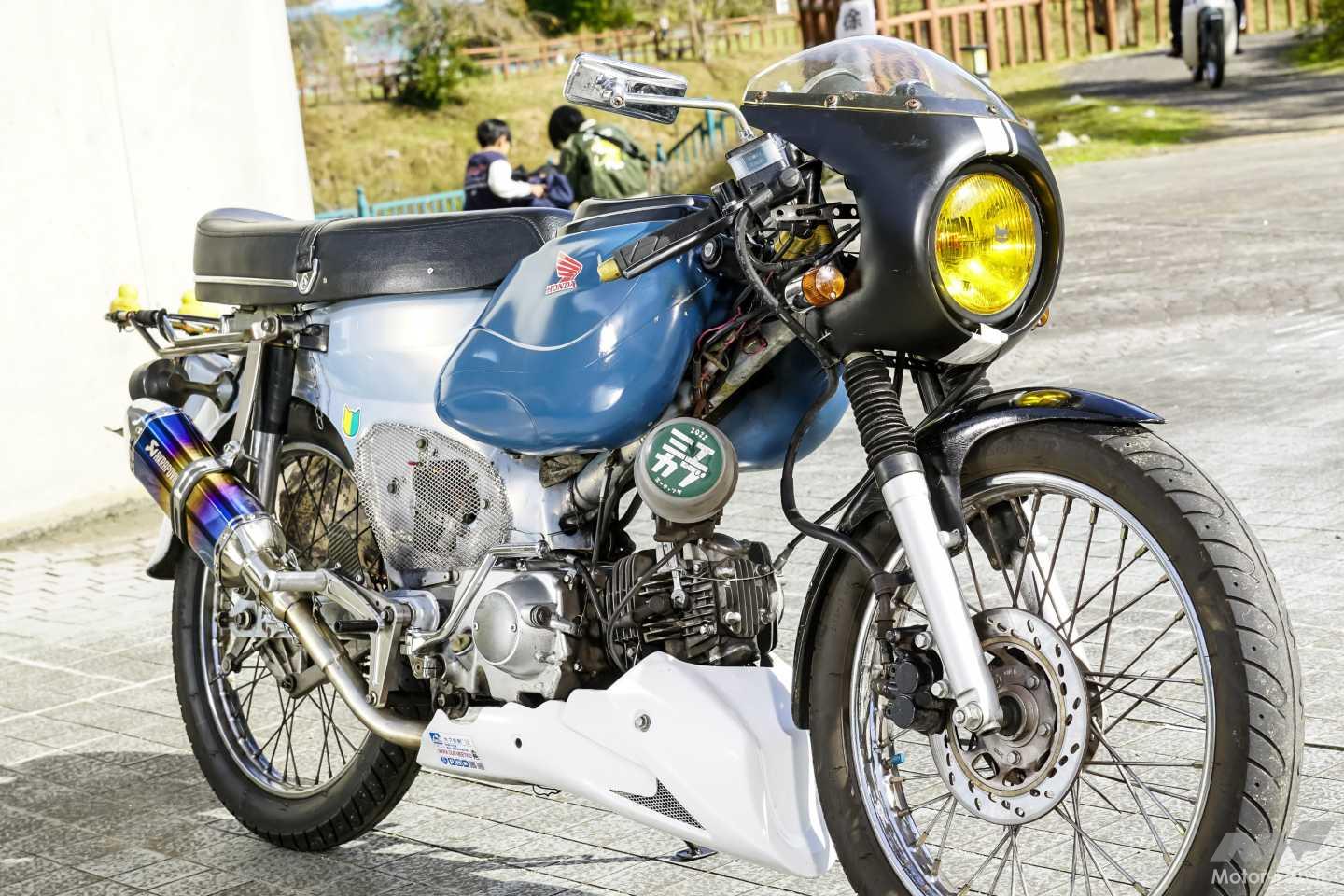 DIY感がなんとも楽しいカフェレーサー！スーパーカブのカスタムは遊ん 