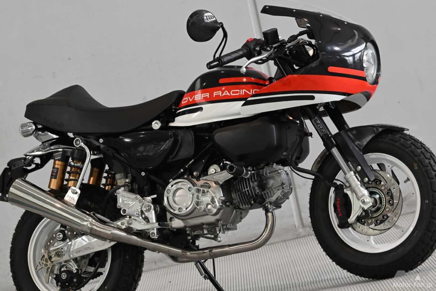 モンキー125に叩き出しカウル×2本出しマフラー!?OVER RACINGのカフェ