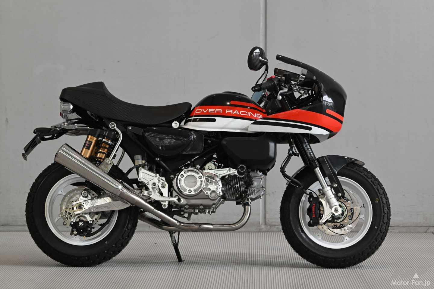 モンキー125に叩き出しカウル×2本出しマフラー!?OVER RACINGのカフェ