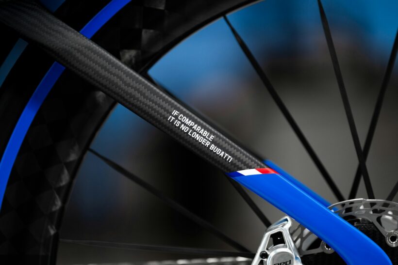 「もし比較対象が存在するなら、それはブガッティではない」。つまり、唯一無二の存在がブガッティだと英語で刻まれている。