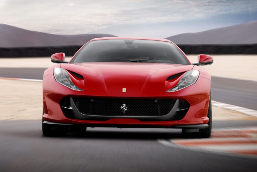 フェラーリ 812 スーパーファーストの日本での新車価格は、約4000万円からに設定された。