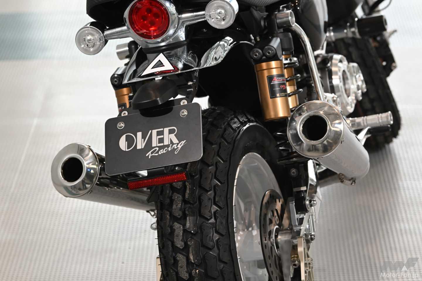 モンキー125に叩き出しカウル×2本出しマフラー!?OVER RACINGのカフェ