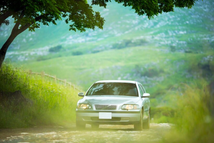 上り坂を登るクルマ