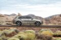「ベントレー ベンテイガ アルテナーラ エディション」の走行シーン。