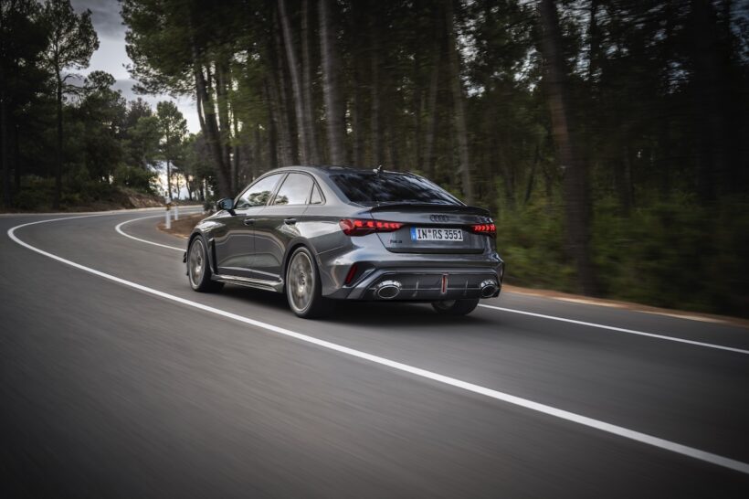 「アウディ RS 3 コンペティション リミテッド」の走行シーン。
