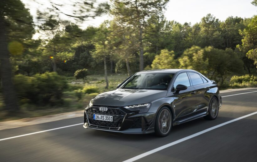 「アウディ RS 3 コンペティション リミテッド」の走行シーン。