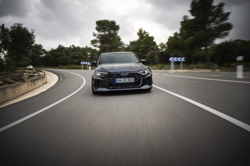 「アウディ RS 3 コンペティション リミテッド」の走行シーン。