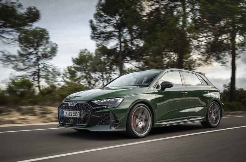 「アウディ RS 3 スポーツバック コンペティション リミテッド」の走行シーン。
