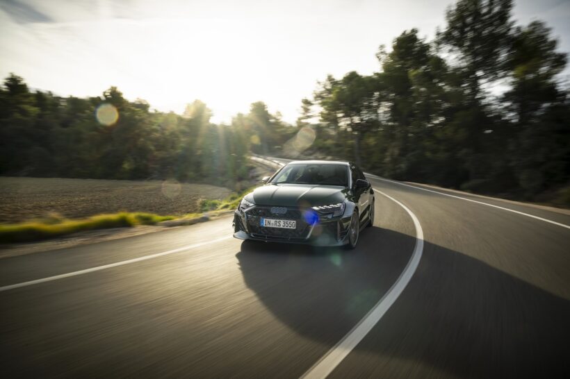 「アウディ RS 3 スポーツバック コンペティション リミテッド」の走行シーン。