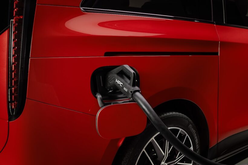 フル電動MPV「メルセデス・ベンツ VLE」の充電ポート。