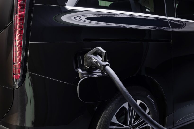 フル電動MPV「メルセデス・ベンツ VLE」の充電ポート。
