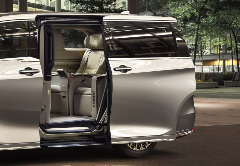 今回、4人乗り仕様「EXECUTIVE」に、ドア開閉時に路面を照らす「スライドドア・ウェルカムイルミネーション」が新たに採用された。