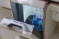 リヤシートのコンソール内に設置される冷蔵庫に、弾力性のある素材を使用したホルダーを新たに導入。走行中もボトルが冷蔵庫内で固定されるようになった。