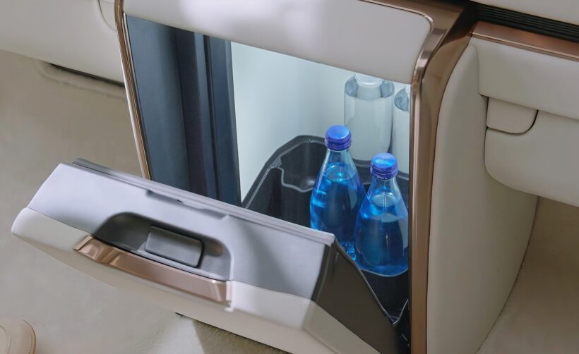 リヤシートのコンソール内に設置される冷蔵庫に、弾力性のある素材を使用したホルダーを新たに導入。走行中もボトルが冷蔵庫内で固定されるようになった。