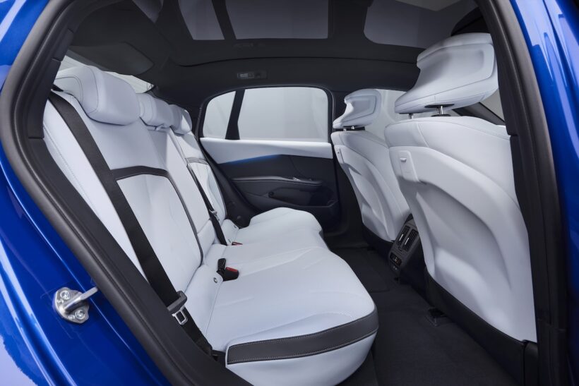 新型フル電動セダン「BMW i3 50 xDrive」のインテリア。
