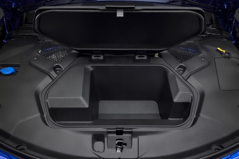 新型フル電動セダン「BMW i3 50 xDrive」のラゲッジ。