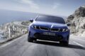 新型フル電動セダン「BMW i3 50 xDrive」の走行シーン。