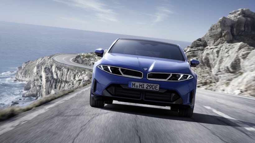 新型フル電動セダン「BMW i3 50 xDrive」の走行シーン。