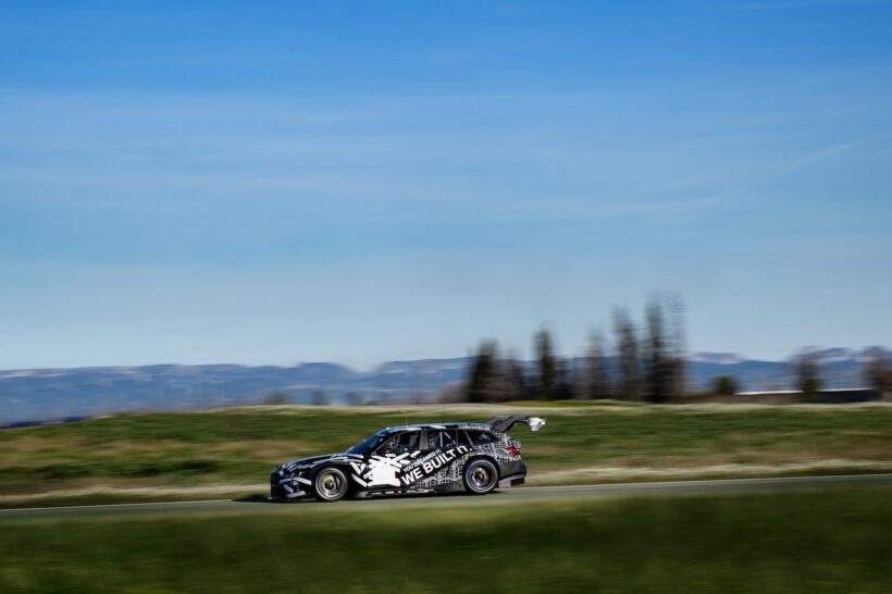 「BMW M3 ツーリング 24H」の走行シーン。