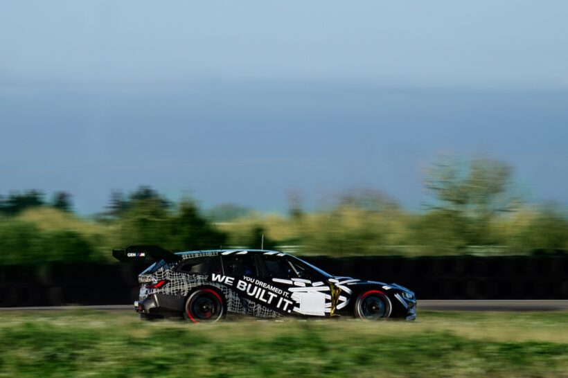 「BMW M3 ツーリング 24H」の走行シーン。
