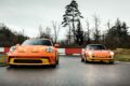 1972年型「911 S/T」キャメルGTチャレンジ仕様を再現した、2025年モデルの「ポルシェ 911 S/T」。