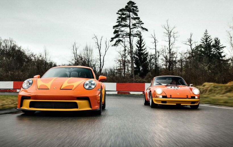 1972年型「911 S/T」キャメルGTチャレンジ仕様を再現した、2025年モデルの「ポルシェ 911 S/T」。