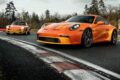1972年型「911 S/T」キャメルGTチャレンジ仕様を再現した、2025年モデルの「ポルシェ 911 S/T」。