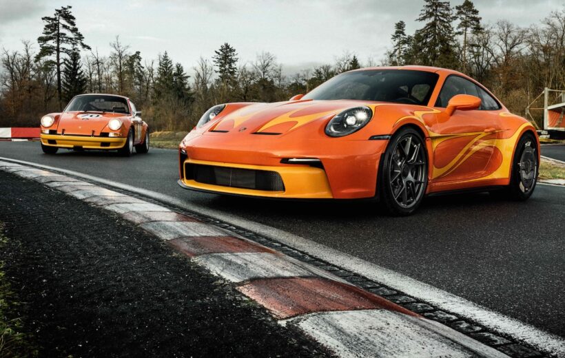 1972年型「911 S/T」キャメルGTチャレンジ仕様を再現した、2025年モデルの「ポルシェ 911 S/T」。