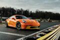 1972年型「911 S/T」キャメルGTチャレンジ仕様を再現した、2025年モデルの「ポルシェ 911 S/T」。
