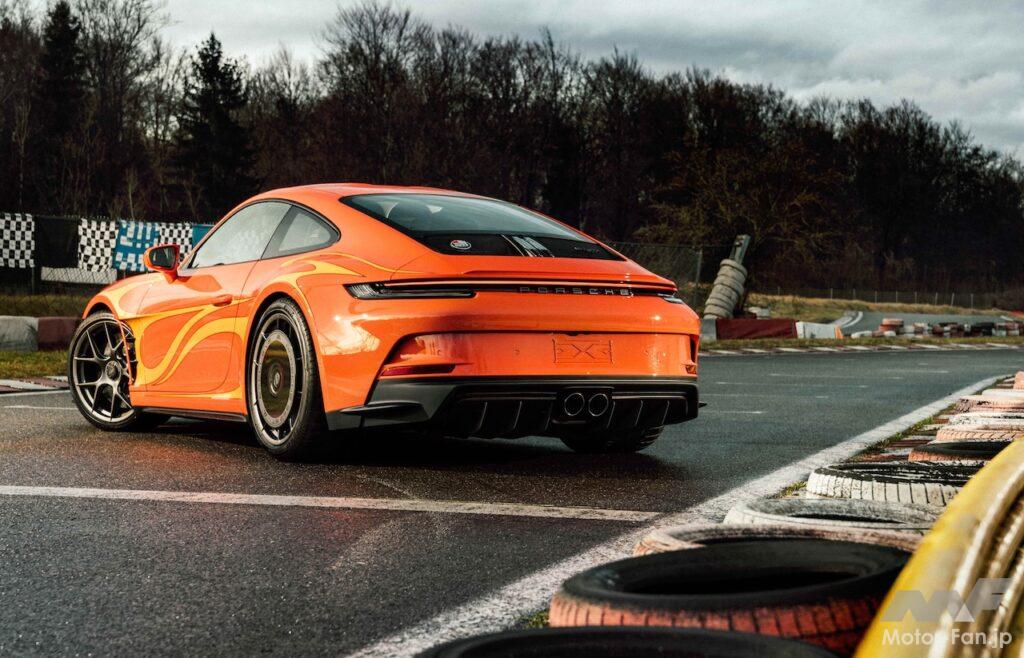 1972年型「911 S/T」キャメルGTチャレンジ仕様を再現した、2025年モデルの「ポルシェ 911 S/T」。