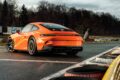1972年型「911 S/T」キャメルGTチャレンジ仕様を再現した、2025年モデルの「ポルシェ 911 S/T」。