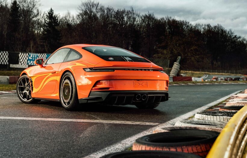 1972年型「911 S/T」キャメルGTチャレンジ仕様を再現した、2025年モデルの「ポルシェ 911 S/T」。