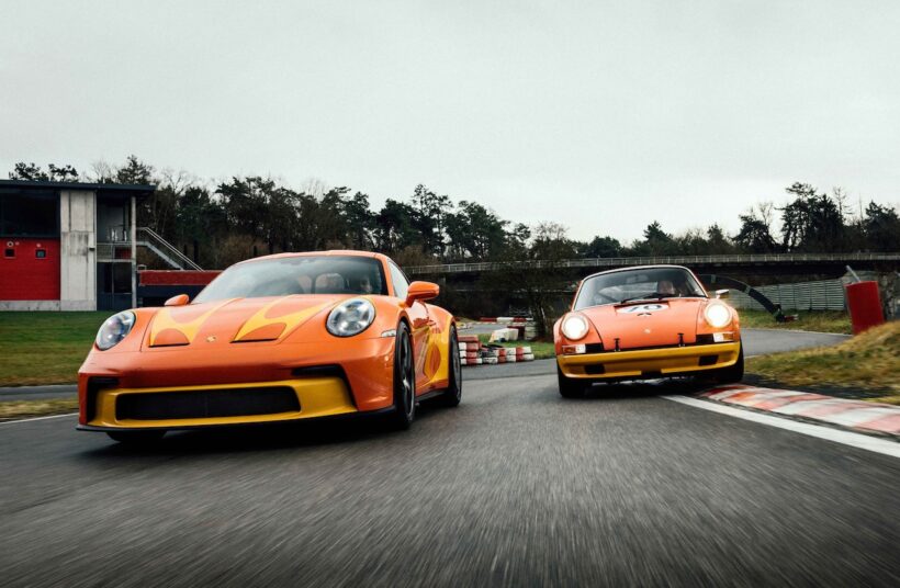 1972年型「911 S/T」キャメルGTチャレンジ仕様を再現した、2025年モデルの「ポルシェ 911 S/T」。