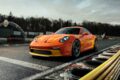 1972年型「911 S/T」キャメルGTチャレンジ仕様を再現した、2025年モデルの「ポルシェ 911 S/T」。