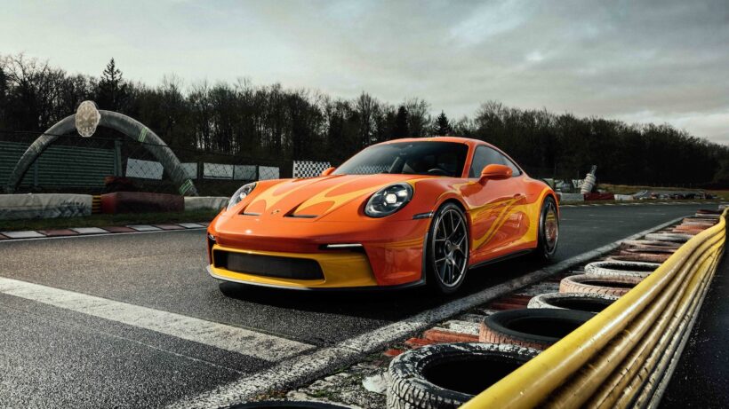 1972年型「911 S/T」キャメルGTチャレンジ仕様を再現した、2025年モデルの「ポルシェ 911 S/T」。